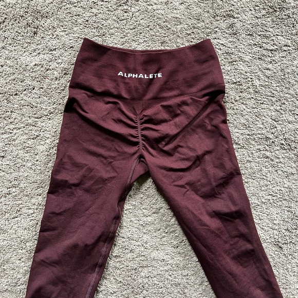 Alphalete Amplify Scrunch Leggings in Sangria FLAW! - Picture 3 of 3